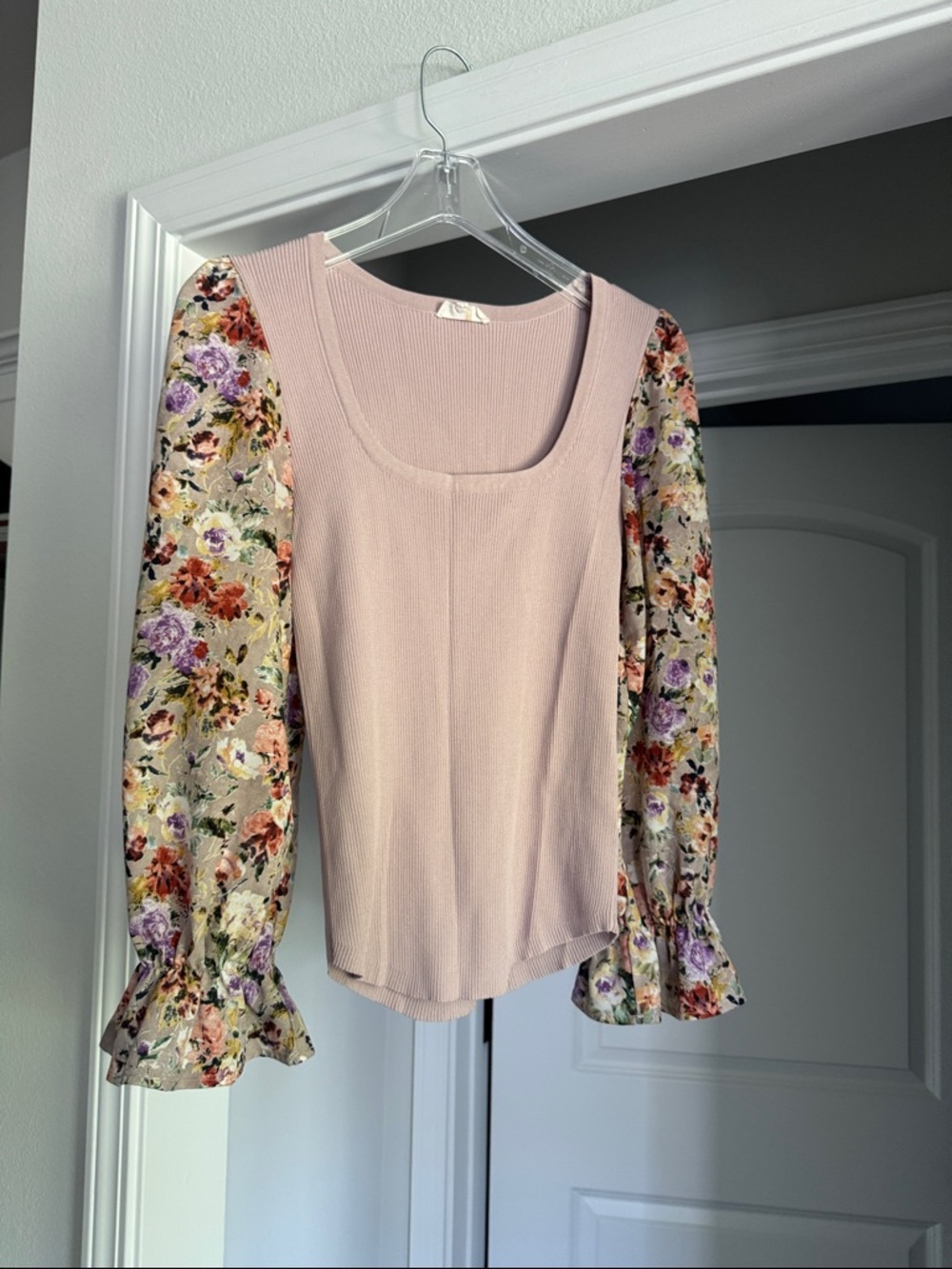 Entro Women's Square Neck Puff Sleeve Top in Light Pink with Floral Sleeves